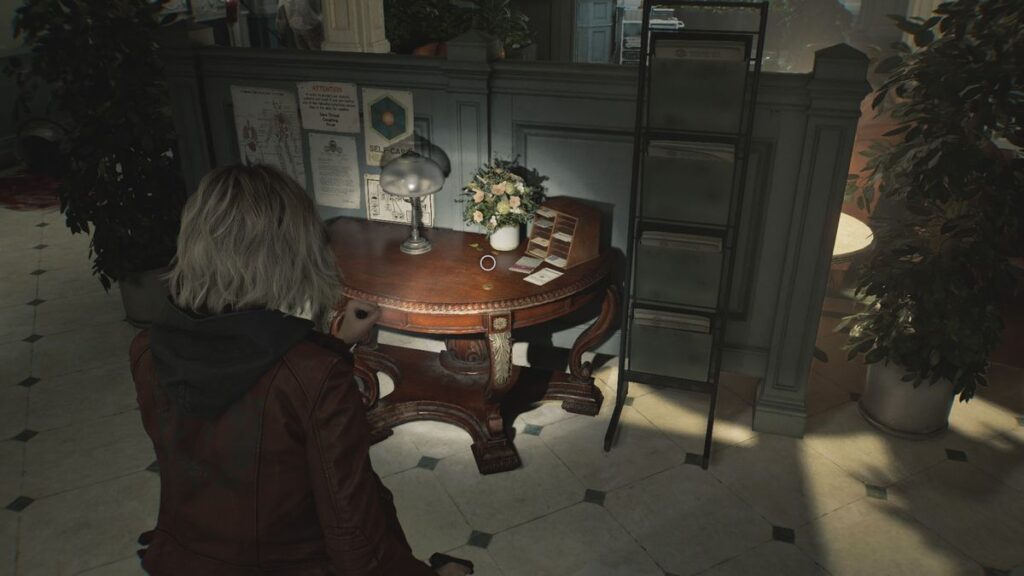 La scrivania del Guard Office con una Antique Coin sopra