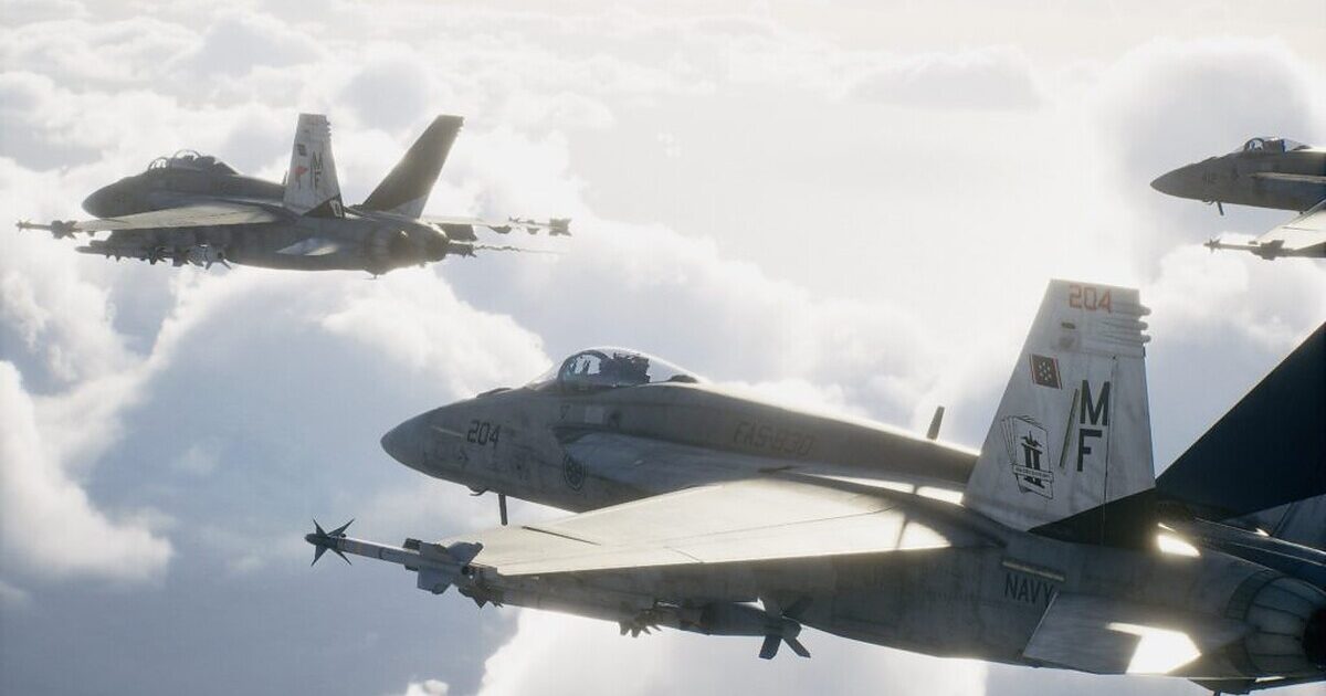 Jet da combattimento in volo sopra un mare di nuvole con una portaerei sotto