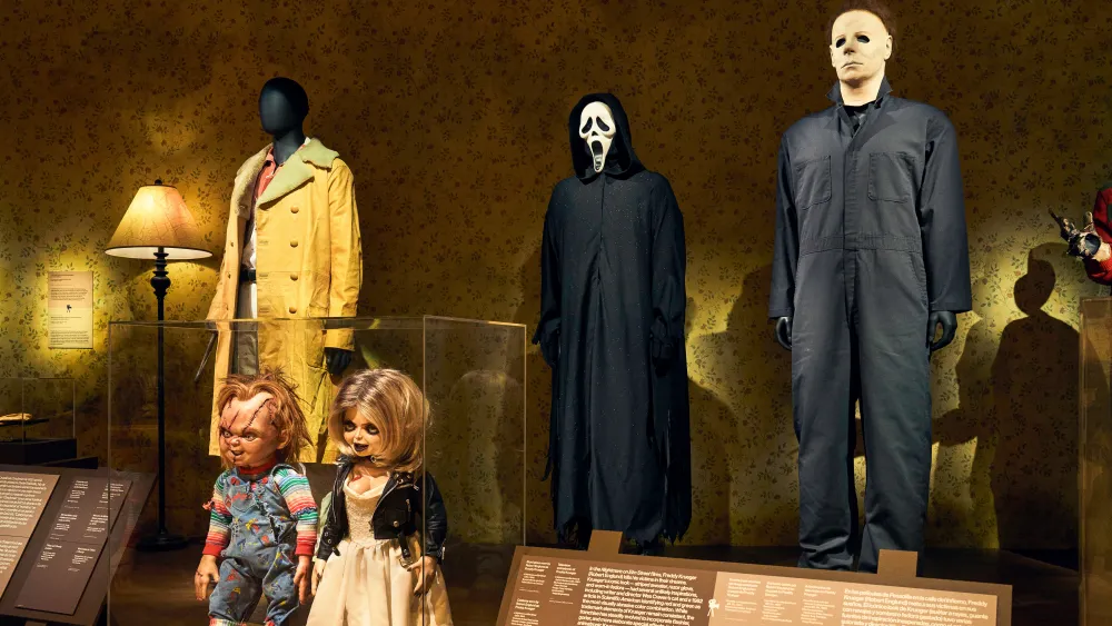 Costume e oggetto di scena horror esposti in una sala del museo