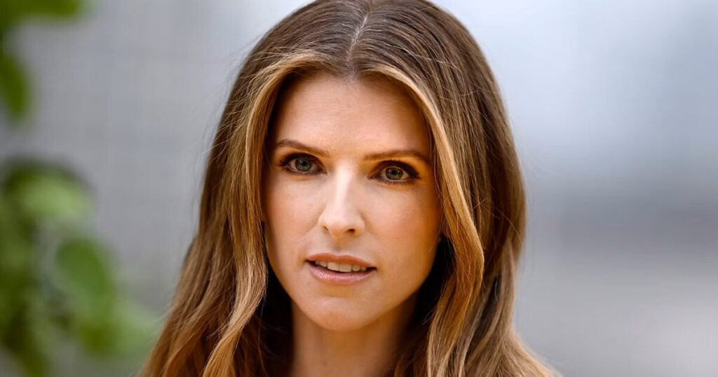 Anna Kendrick in posa su un red carpet con unatmosfera da festival cinematografico