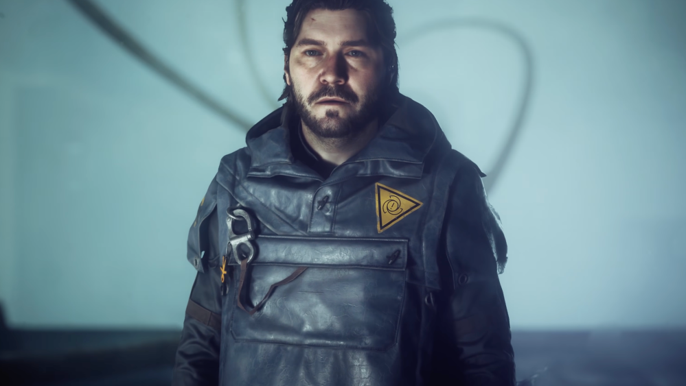 Dylan al centro di un corridoio illuminato in modo drammatico