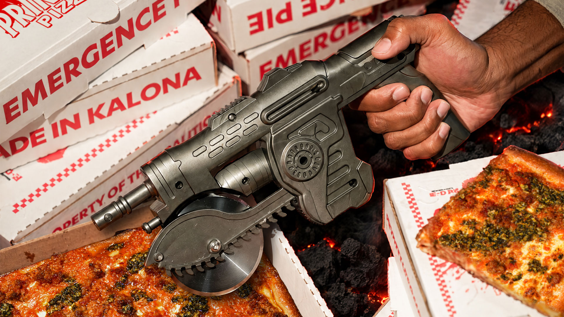 Gears of War EDay tagliapizza Prototype Lancer Gamescafe Tagliapizza Prototype Lancer di Gears of War E Day sopra una pizza Prince St Pizza