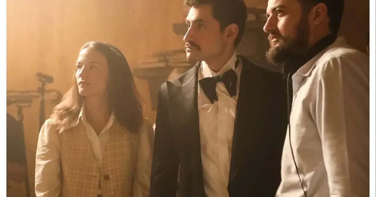 Un set cinematografico con pellicola una lettera e una statuetta dorata sul tavolo Gamescafe Un set cinematografico con pellicola una lettera e una statuetta dorata sul tavolo