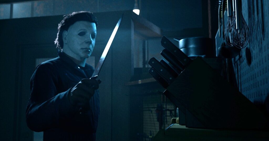 Michael Myers con il coltello in una scena del videogioco Halloween di IllFonic