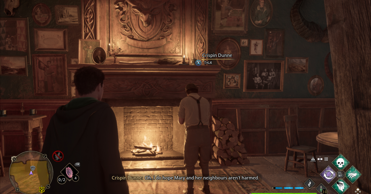 Personaggio davanti a una casa infestata da ragni ad Aranshire in Hogwarts Legacy