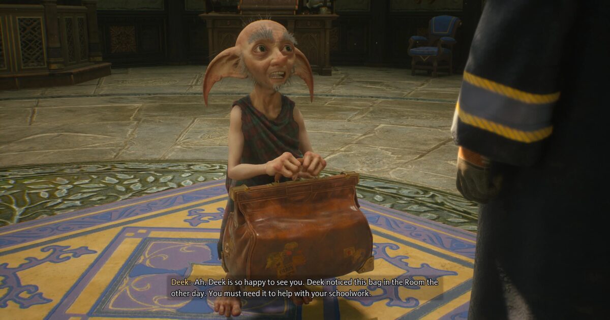 Deek nella Room of Requirement mentre introduce il Nab Sack in Hogwarts Legacy