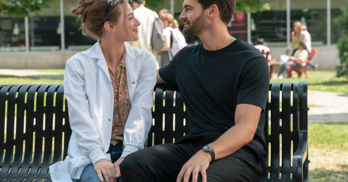 Lili Reinhart e Tom Bateman in un laboratorio universitario con richiami visivi a Star Wars Gamescafe Lili Reinhart e Tom Bateman in un laboratorio universitario con richiami visivi a Star Wars