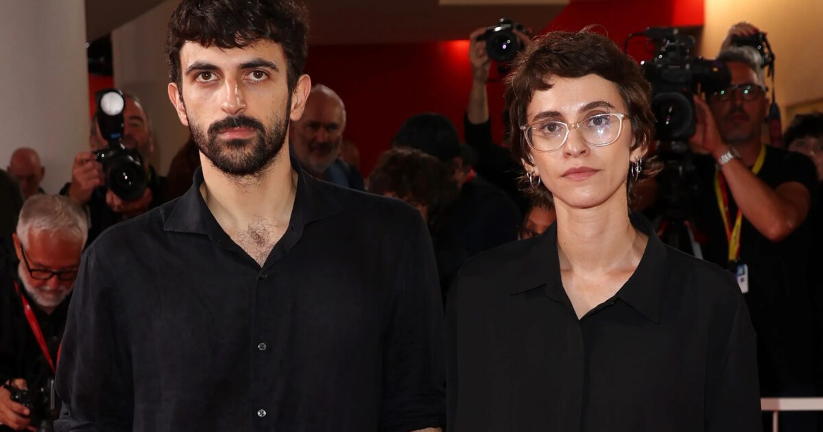 Due registi a un festival con fotografi e un clima di tensione sullo sfondo