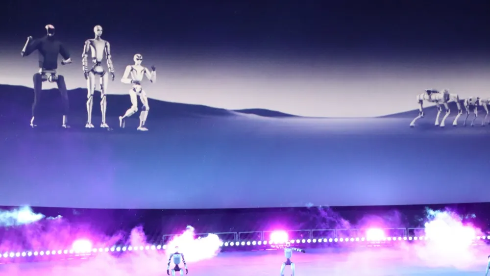 Scena di apertura con robot AI in performance davanti a un teatro all’aperto