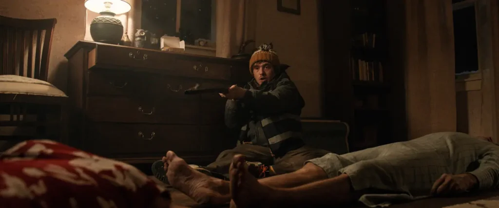 Bryan affronta una minaccia in una scena del film Resident Evil del 2026