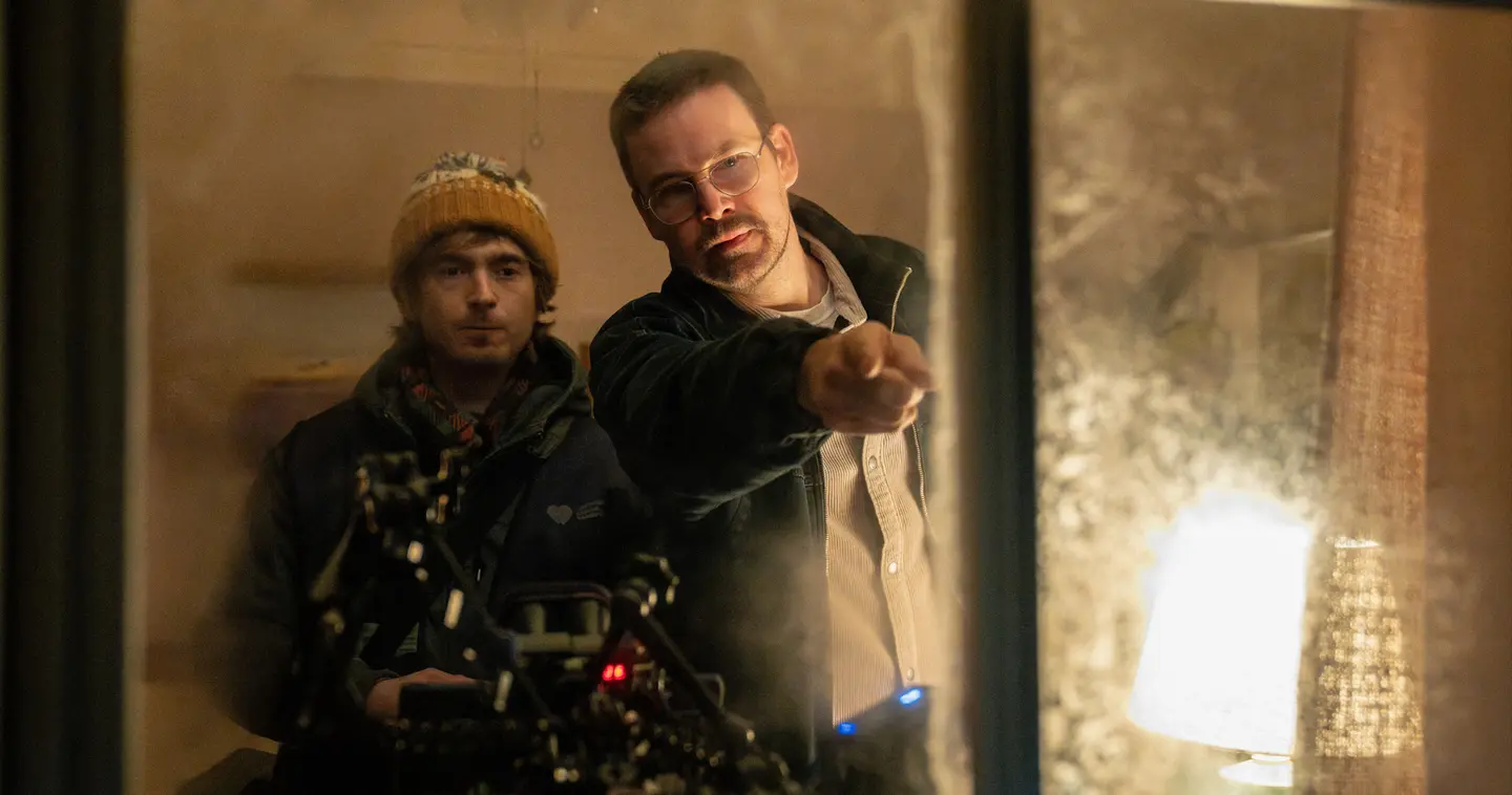 Il regista Zach Cregger dirige Austin Abrams sul set di Resident Evil 2026
