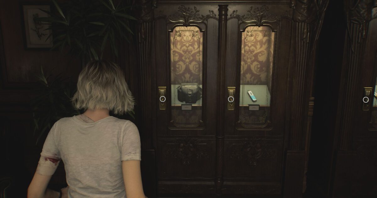 Grace davanti al Care Center mentre raccoglie un Hip Pouch in Resident Evil Requiem Gamescafe Grace davanti al Care Center mentre raccoglie un Hip Pouch in Resident Evil Requiem