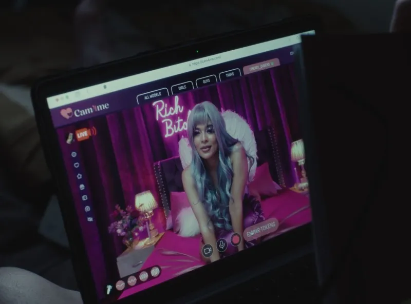 Una panoramica di un festival del cinema con badge e schermi promozionali