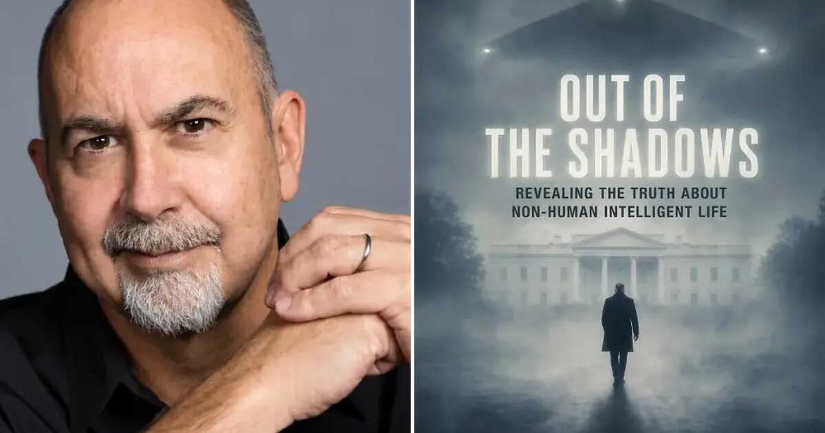 Terence Winter e il libro di Jay Stratton su un tavolo con grafica UAP e tono thriller Gamescafe Terence Winter e il libro di Jay Stratton su un tavolo con grafica UAP e tono thriller