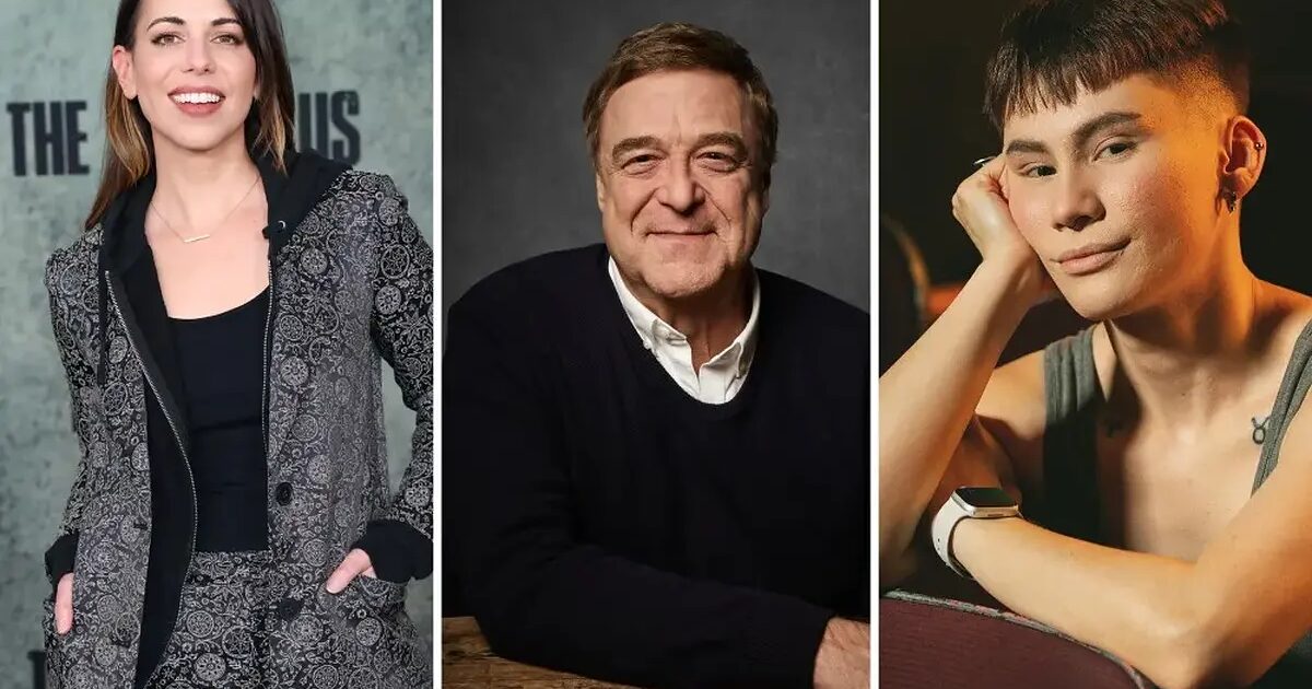 John Goodman insieme a Laura Bailey e Ian Alexander su sfondo ispirato a The Last of Us