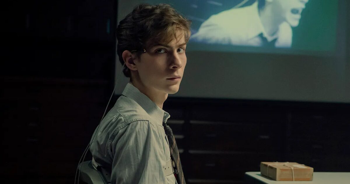 Jacob Tremblay nei panni di Ted Kaczynski davanti a unaula di Harvard in tono cupo Gamescafe Jacob Tremblay nei panni di Ted Kaczynski davanti a unaula di Harvard in tono cupo