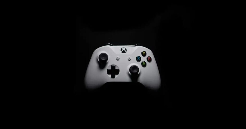 Logo Xbox su sfondo scuro con elementi di riorganizzazione aziendale e studi di sviluppo