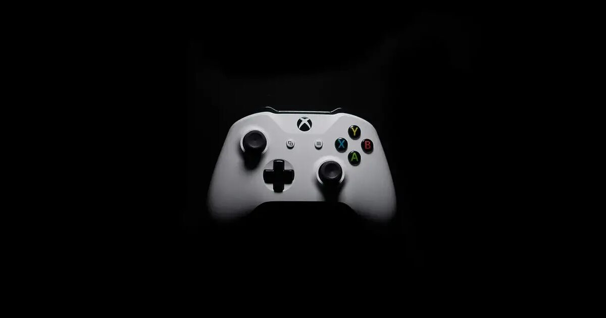 Logo Xbox su sfondo scuro con elementi di riorganizzazione aziendale e studi di sviluppo
