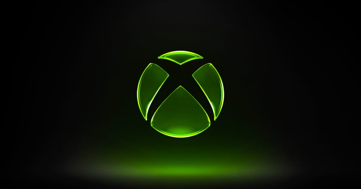 Ufficio Xbox con logo schermi accesi e un ambiente di lavoro vuoto dopo una riorganizzazione