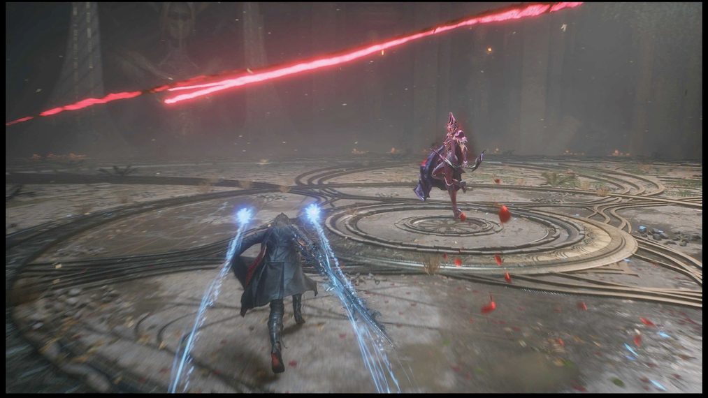 Kaser affronta un nemico in unarena circolare mentre un attacco rosso attraversa la scena in Lost Soul Aside