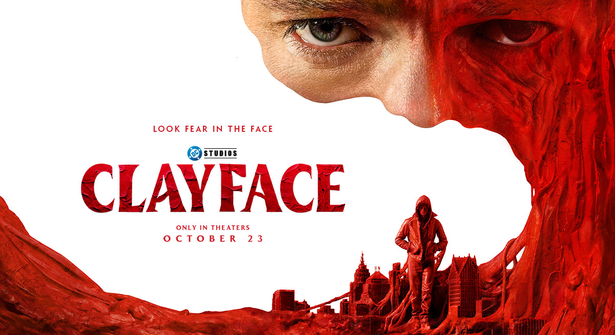 Poster di Clayface in bianco e rosso con un volto che si deforma sopra il profilo di Gotham