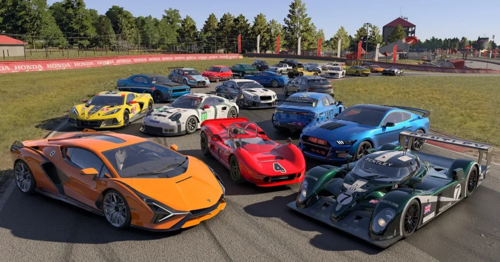 Dan Greenawalt e unauto da corsa davanti al logo di Forza