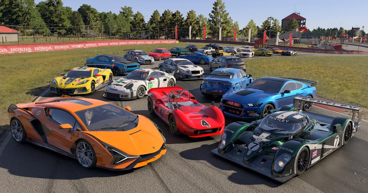 Dan Greenawalt e unauto da corsa davanti al logo di Forza Gamescafe Dan Greenawalt e unauto da corsa davanti al logo di Forza