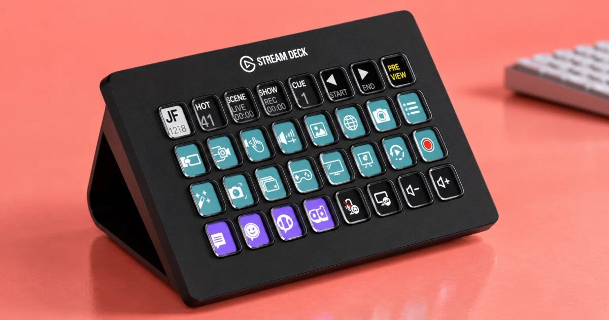 Controller Elgato Stream Deck XL con 32 tasti su una scrivania da streaming Gamescafe Controller Elgato Stream Deck XL con 32 tasti su una scrivania da streaming