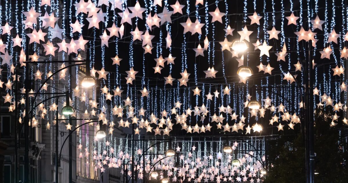 Luci natalizie a forma di stelle sospese sopra Oxford Street immagine di repertorio