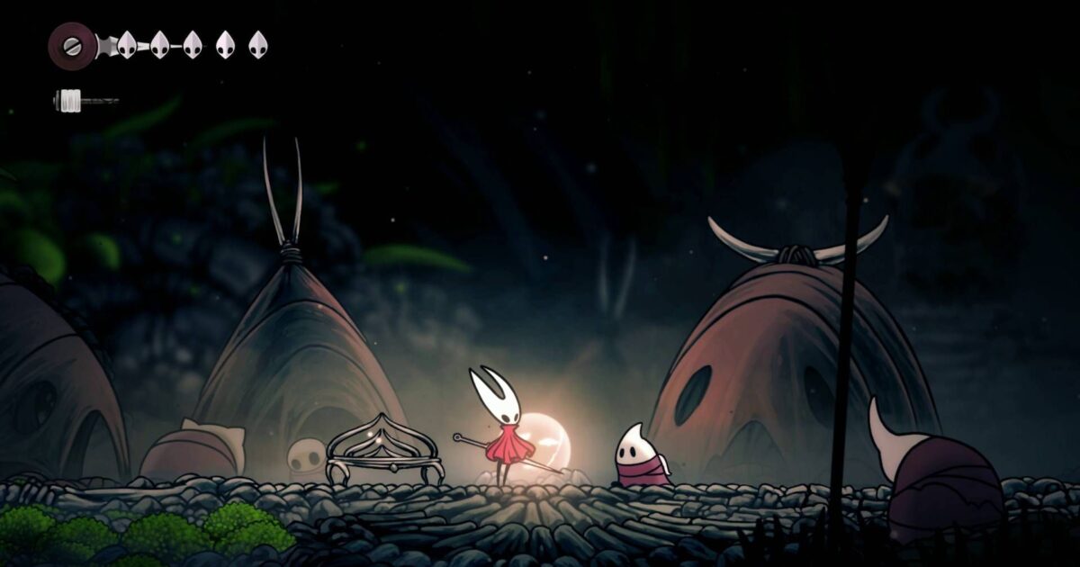 Hornet in una zona rocciosa di Hollow Knight Silksong con mappe e banchi di riposo sullo sfondo