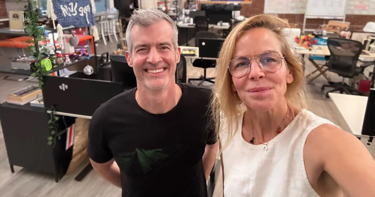 Jason Jones e Margaret Stohl davanti a un mosaico di media creativi e fumetti futuristici