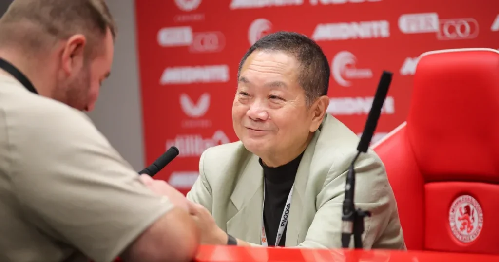 Ken Kutaragi parla sul palco durante un evento sul gaming