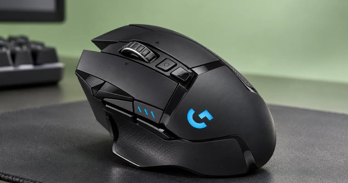 Mouse Logitech G502 LIGHTSPEED nero su sfondo da setup gaming con evidenza dei pulsanti laterali Gamescafe Mouse Logitech G502 LIGHTSPEED nero su sfondo da setup gaming con evidenza dei pulsanti laterali