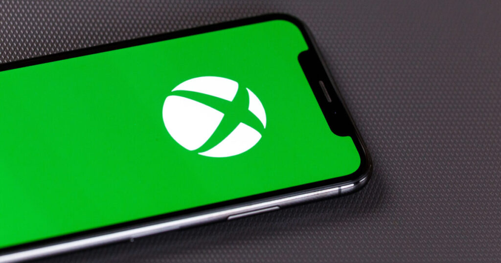 Logo Microsoft su sfondo scuro con riferimento visivo a Xbox