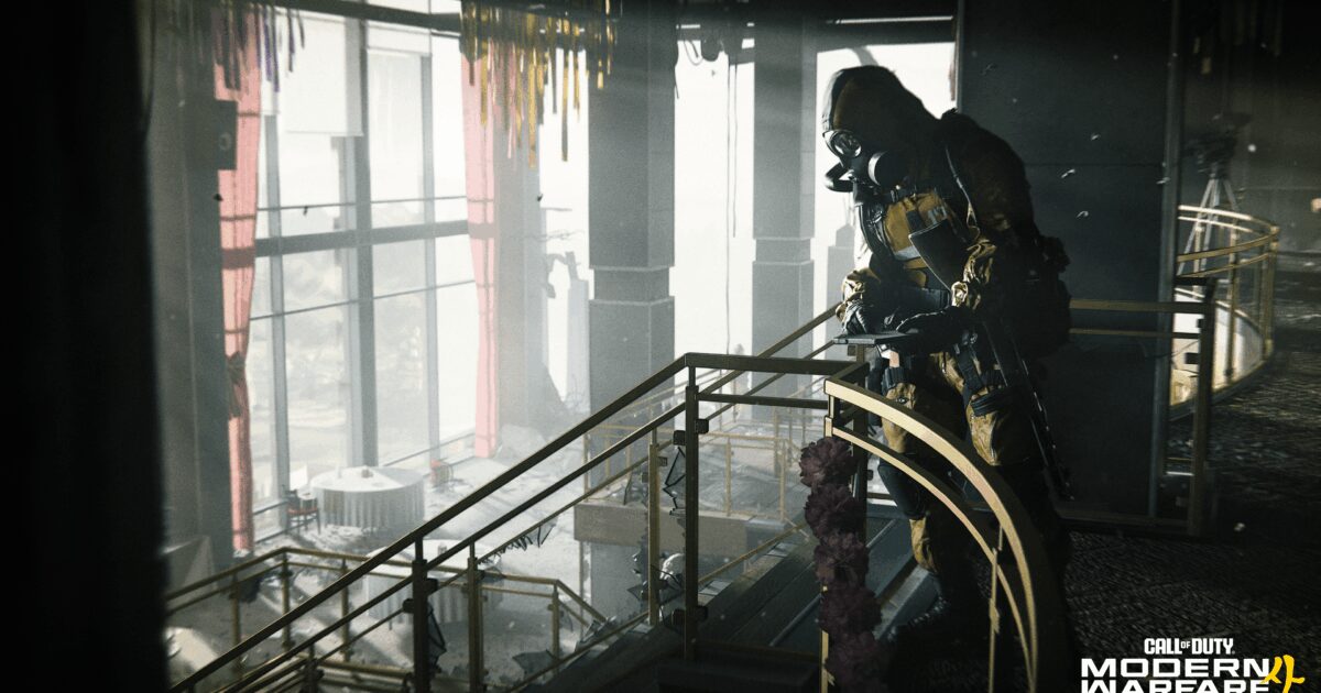 Modern Warfare 4 DMZ screenshot ufficiale Activision Gamescafe Operatore armato su una passerella industriale in uno screenshot ufficiale di Modern Warfare 4 DMZ