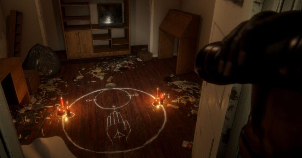 Schermata di un horror in prima persona in una casa buia con luci fredde e atmosfera disturbante