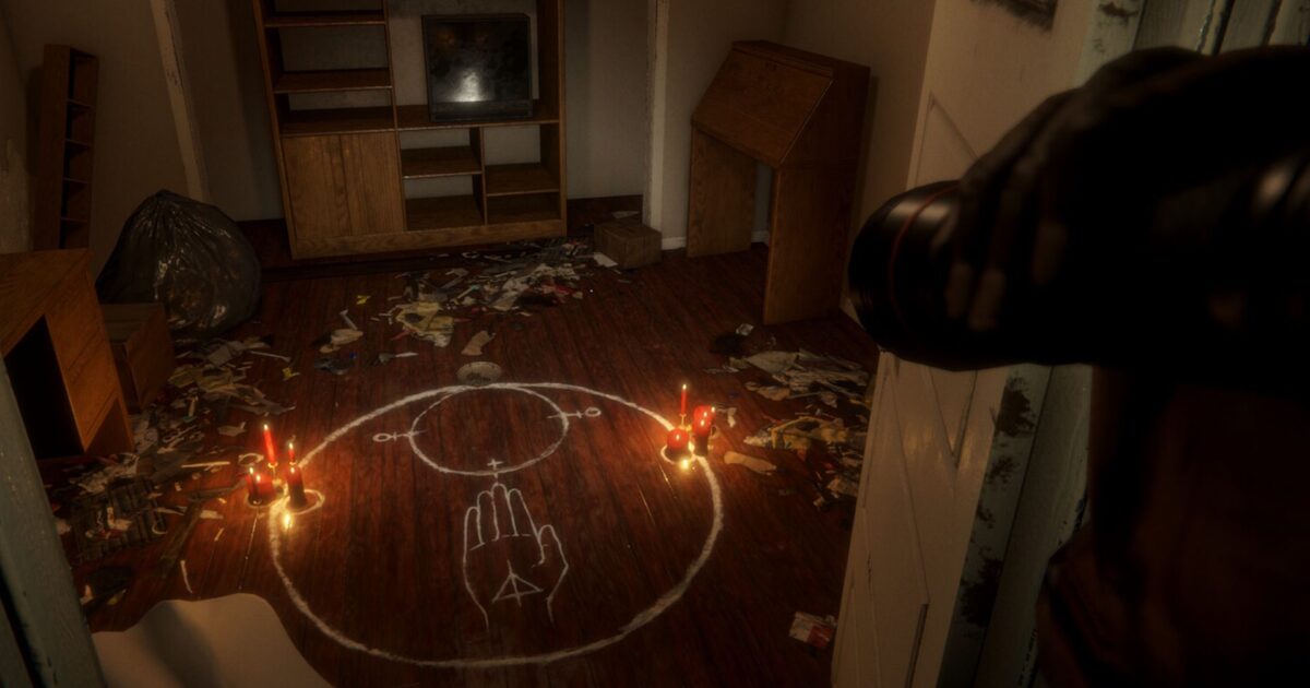 Schermata di un horror in prima persona in una casa buia con luci fredde e atmosfera disturbante