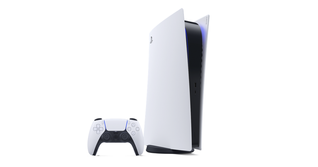 Console PlayStation 5 bianca in verticale accanto a un controller DualSense su fondo bianco