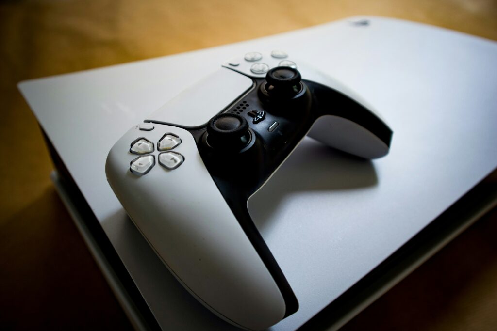 Controller DualSense su una console PlayStation 5 fotografia illustrativa