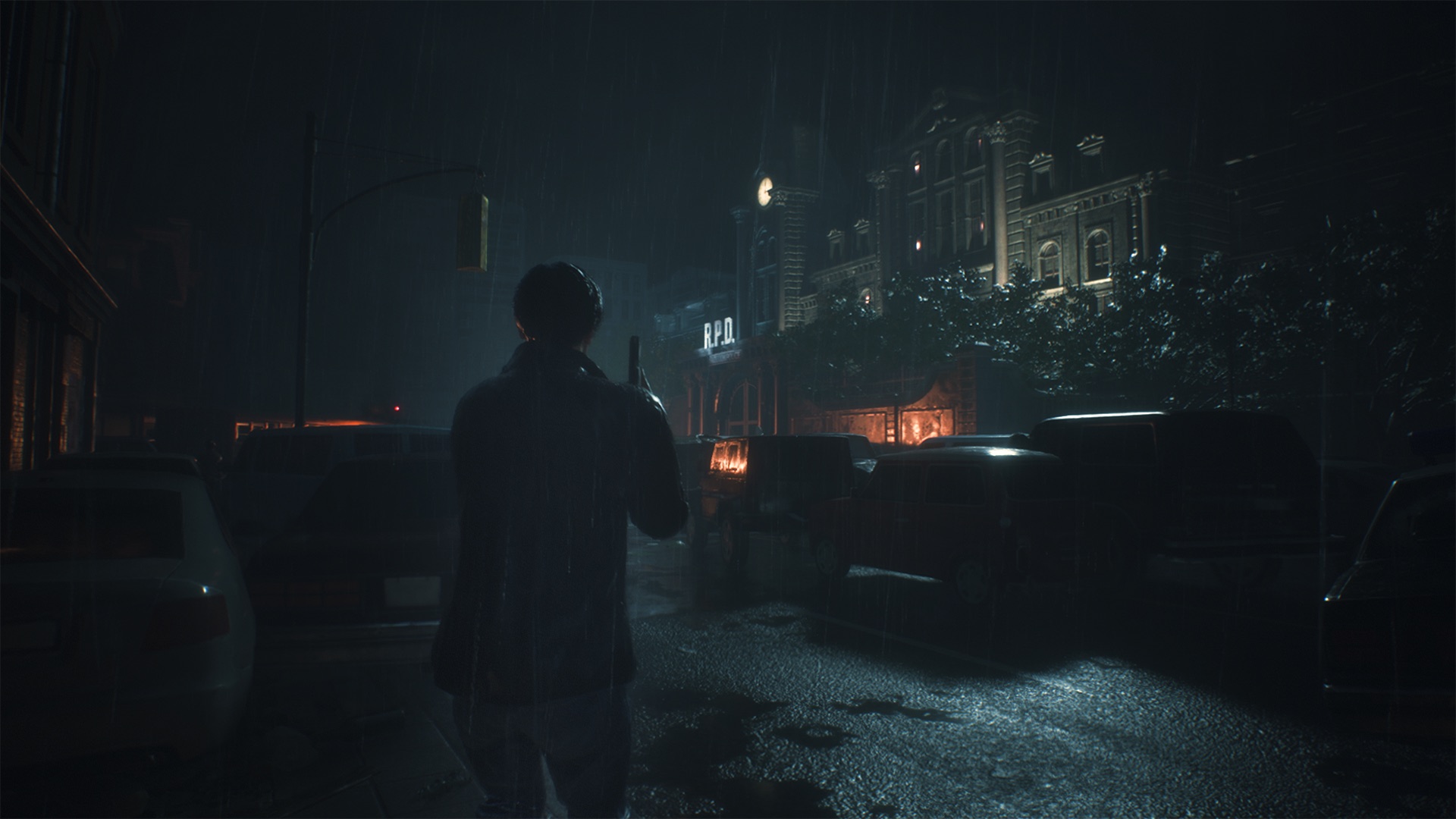 Resident Evil 2 immagine stampa ufficiale Capcom Gamescafe Leon Kennedy davanti al dipartimento di polizia di Raccoon City in Resident Evil 2