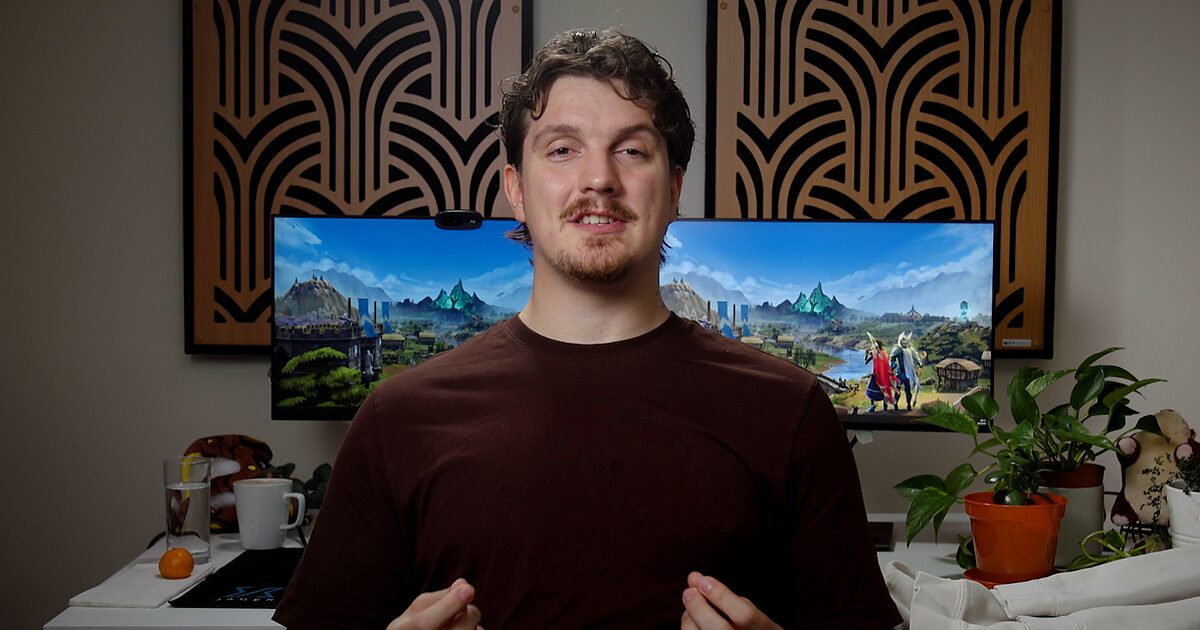 Mod Ryan di Jagex parla dellaggiornamento su RuneScape Reignited davanti a una schermata del gioco