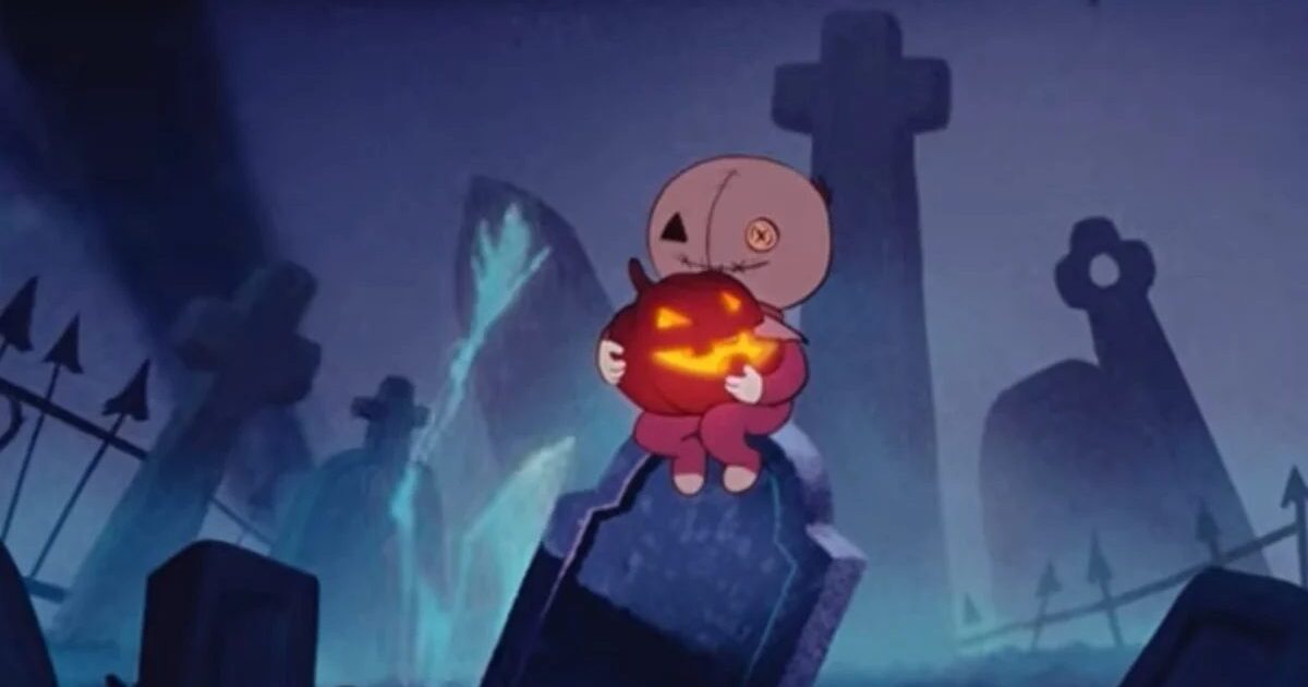 Sam in costume di Halloween davanti a zucche illuminate e foglie autunnali