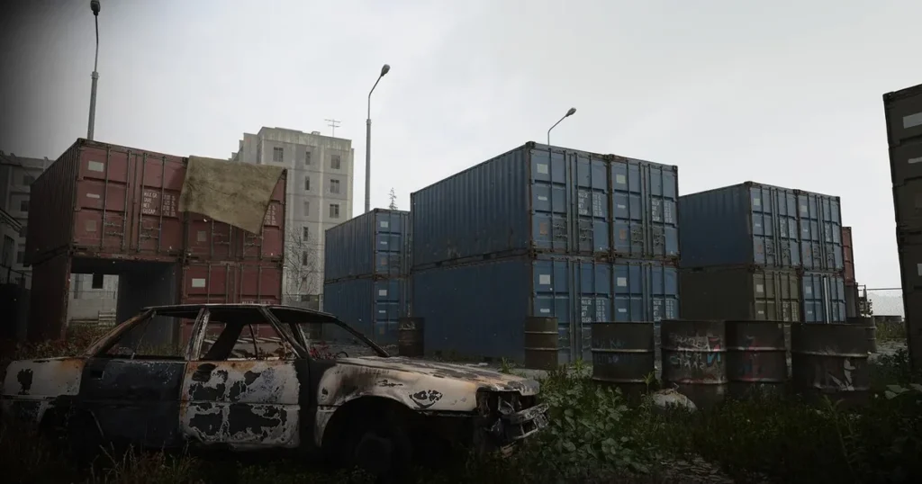 Mappa Shipment in un porto urbano con container e edifici in cemento sullo sfondo