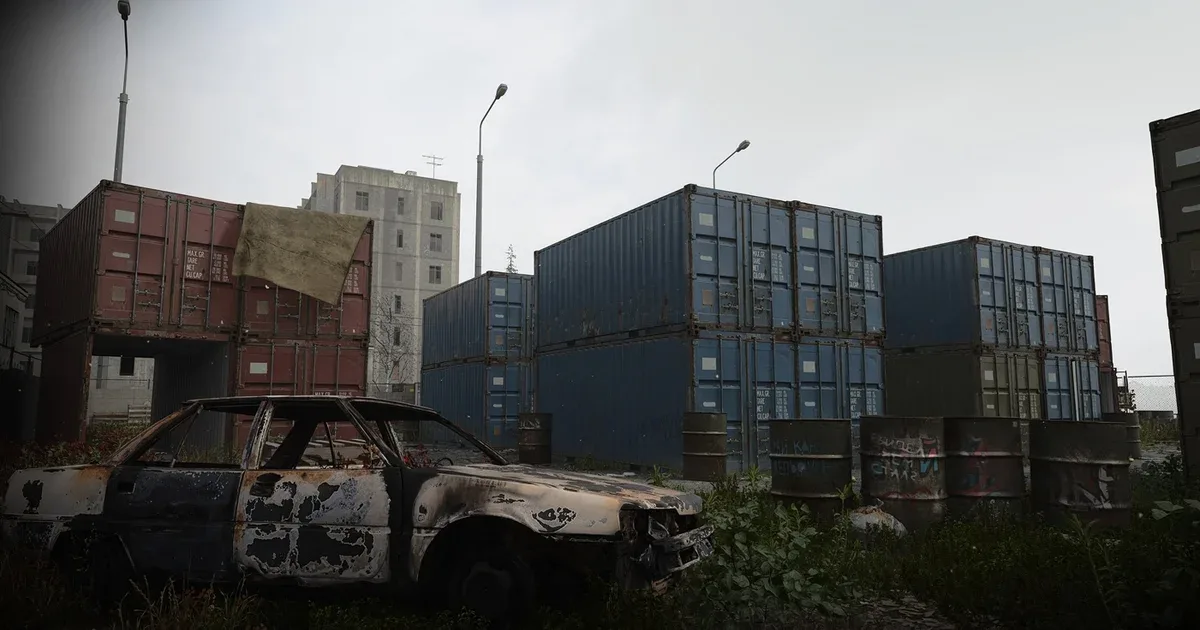 Mappa Shipment in un porto urbano con container e edifici in cemento sullo sfondo