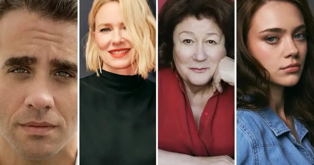 Cast di The Watcher davanti a una casa suburbana inquietante