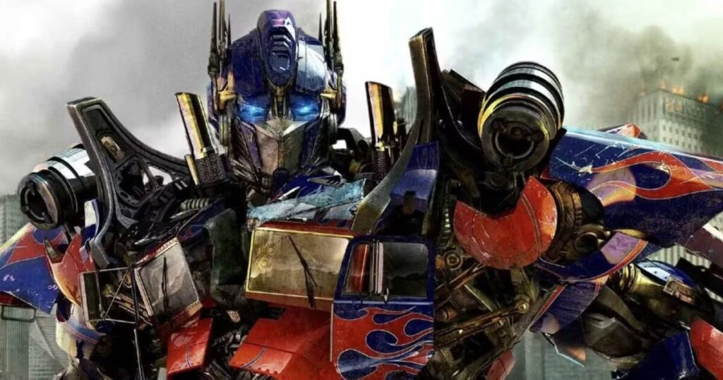 Optimus Prime e Bumblebee in un ambiente sci fi tratto da Transformers Reactivate