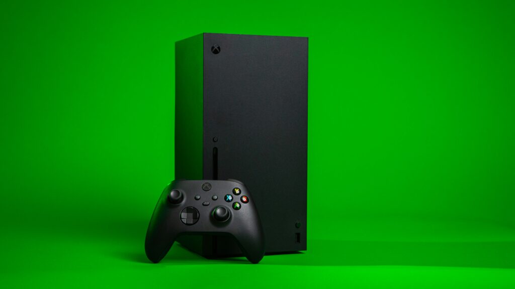 Console Xbox con controller su sfondo verde fotografia illustrativa