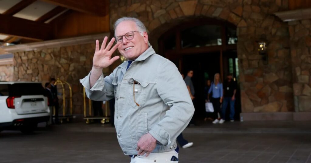 David Zaslav in una sedia da regista durante un saluto aziendale negli studi Warner Bros a Burbank